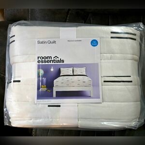 Room Essentials Satin Quilt - White and Black FULL/QUEEN